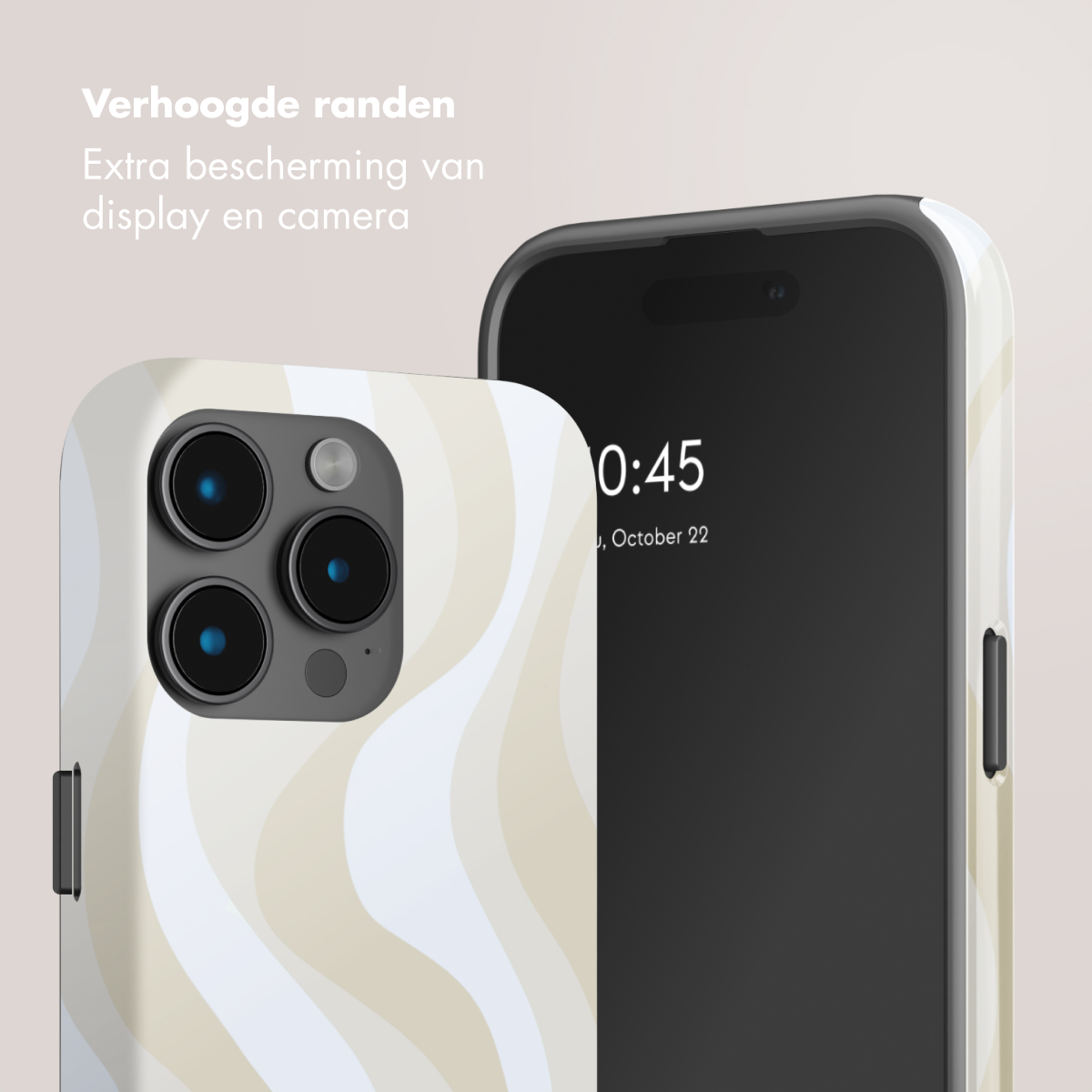 Una custodia per telefono con motivo ondulato accanto a uno smartphone con schermo nero.