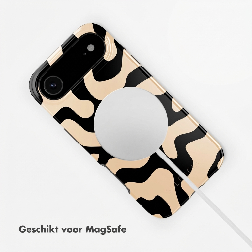 Een telefoon met MagSafe en een gedurfd beige en zwart abstract patroon.