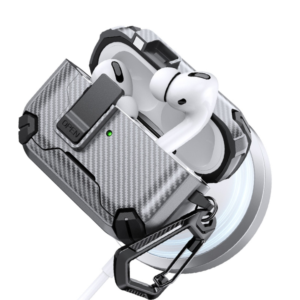 Ein silberner AirPods-Pro-Ladekoffer mit Carbonfaser-Muster und einem Karabiner.