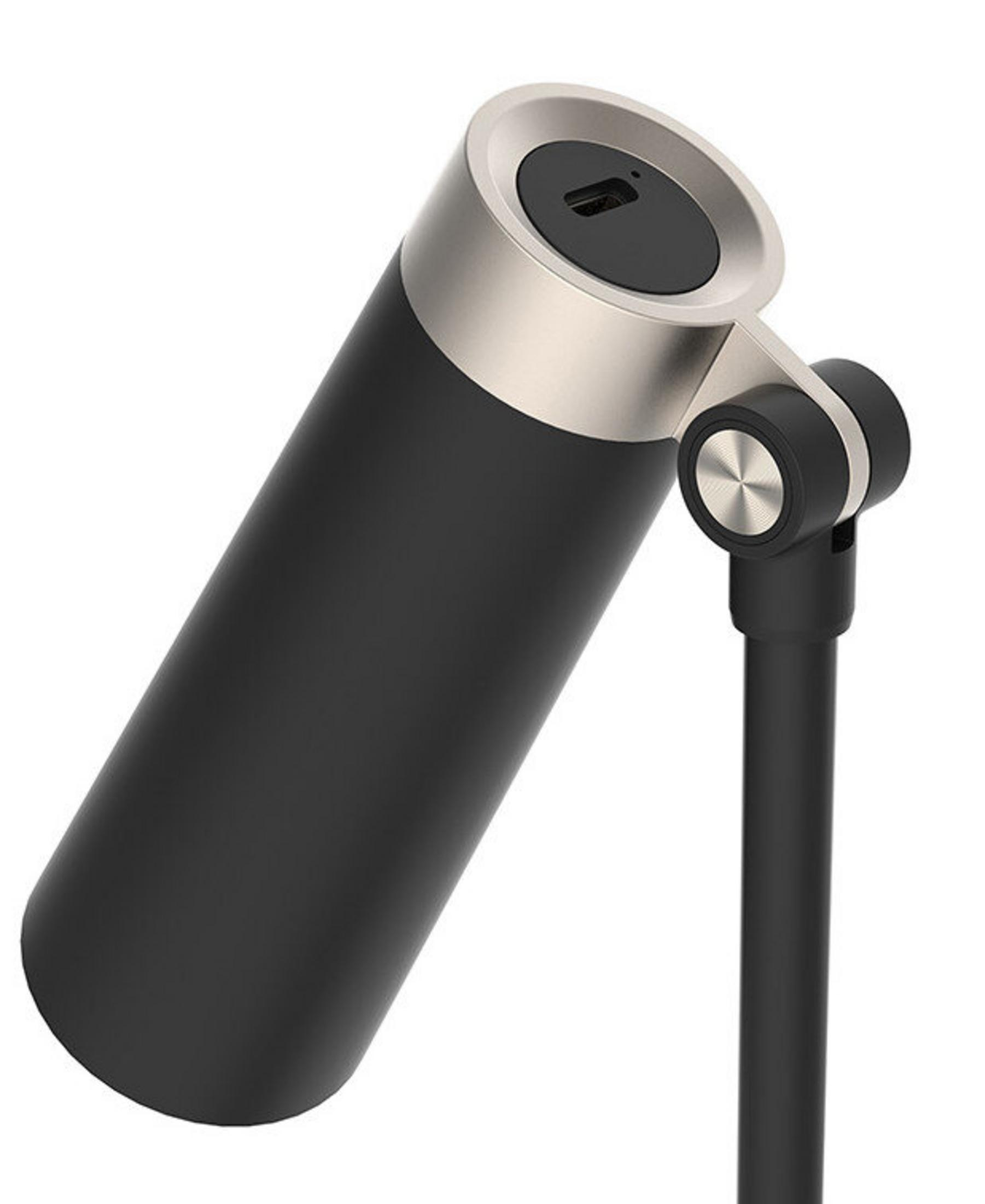 Czarny cylindryczny głośnik z srebrnym pierścieniem u góry i portem USB-C.