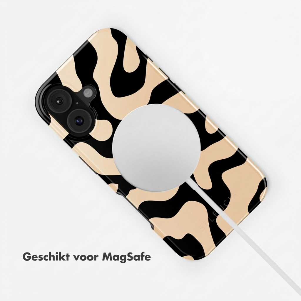 Een telefoonhoesje met zwart en beige vlekkenpatroon, met MagSafe lader.