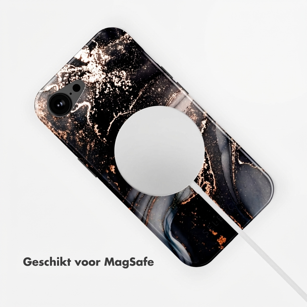 Coque iPhone marbre noir et or avec chargeur MagSafe sur fond blanc.