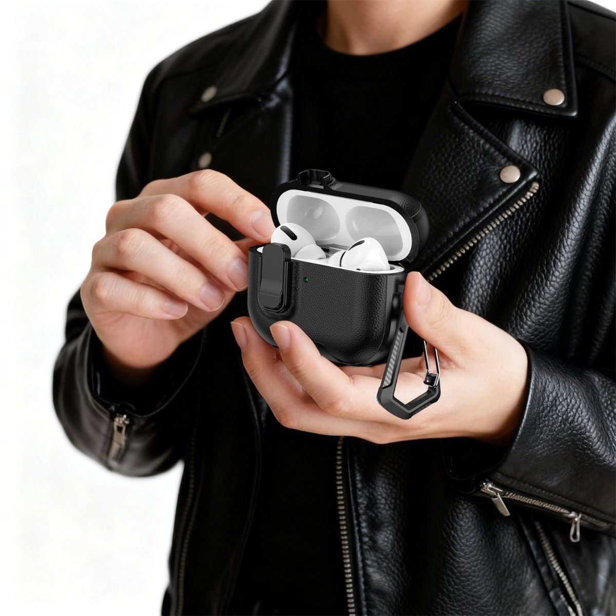 Person in schwarzer Lederjacke hält eine schwarze AirPods Pro Hülle mit weißen AirPods.
