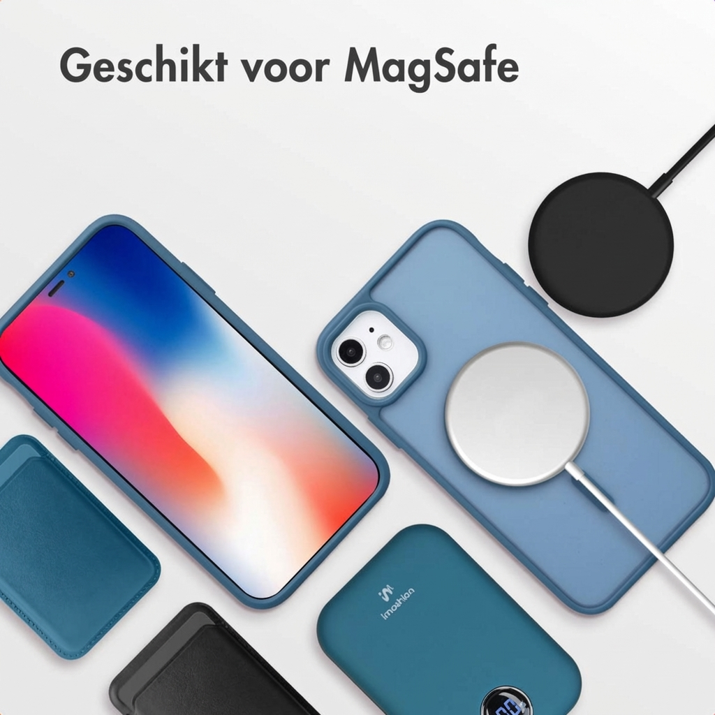 Coque bleue pour iPhone avec chargeur MagSafe et batterie externe à proximité.