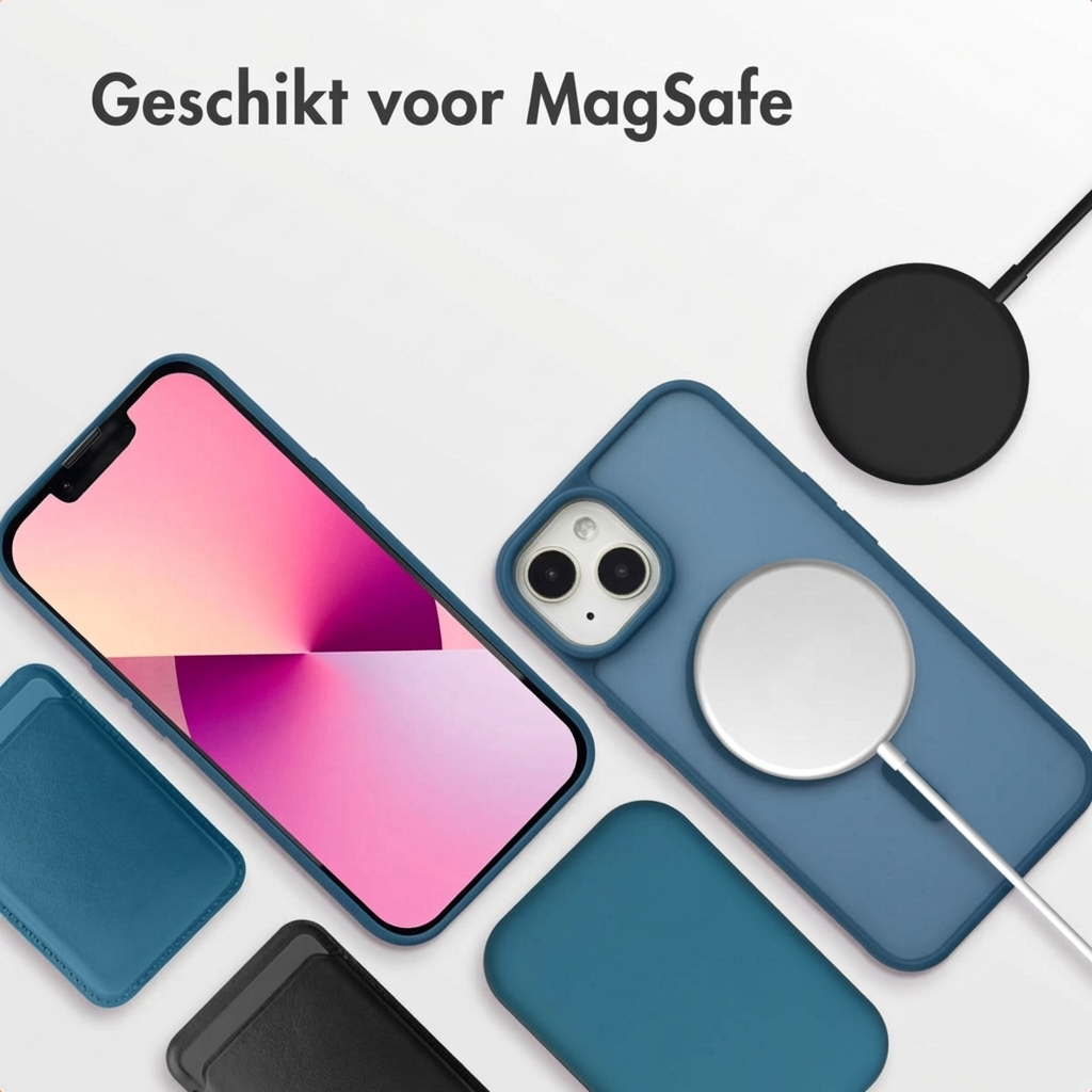 Blauwe iPhone met MagSafe lader en hoes op witte achtergrond.