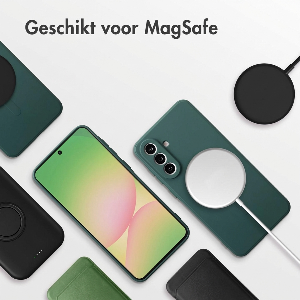 Drie groene telefoonhoesjes, een smartphone met MagSafe lader en kabel.