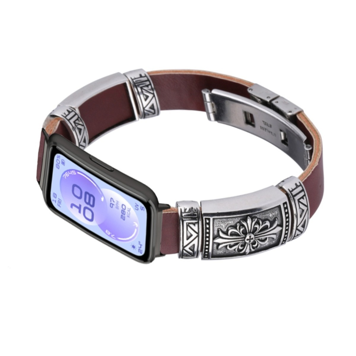 Braunes Lederarmband mit silbernen Verzierungen und einem schwarzen Fitness-Tracker.