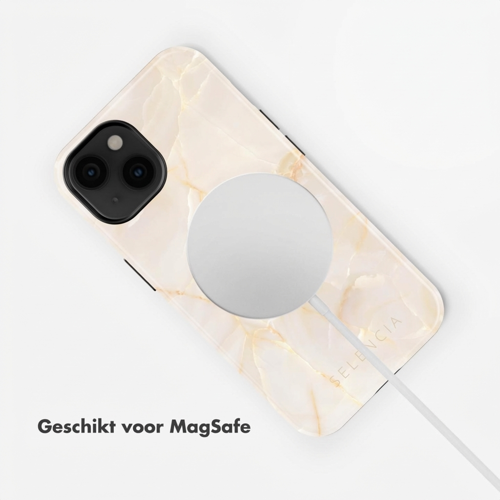 Un iPhone con cover effetto marmo e caricatore MagSafe su sfondo bianco.