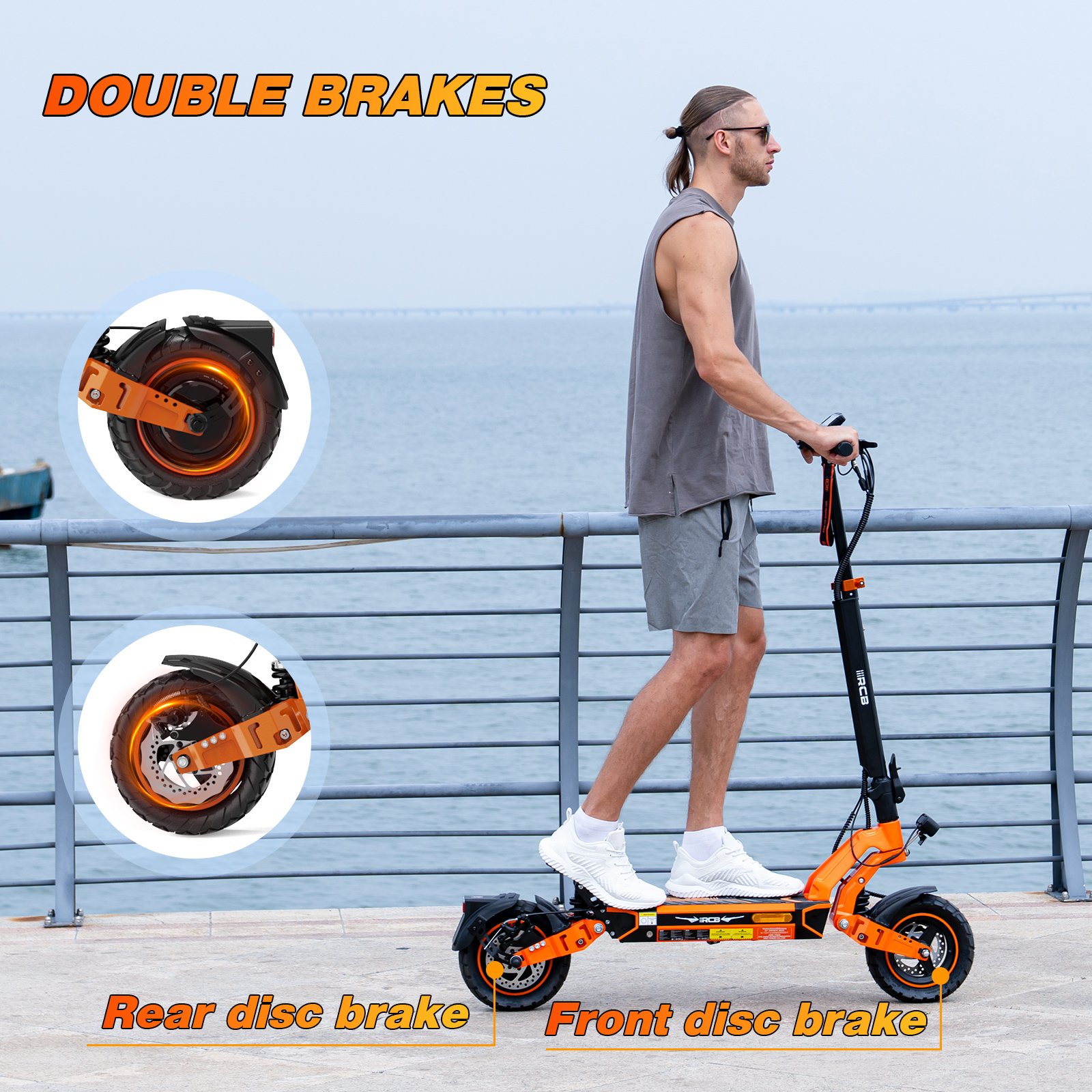 Man rijdt op oranje scooter met schijfremmen aan zee.