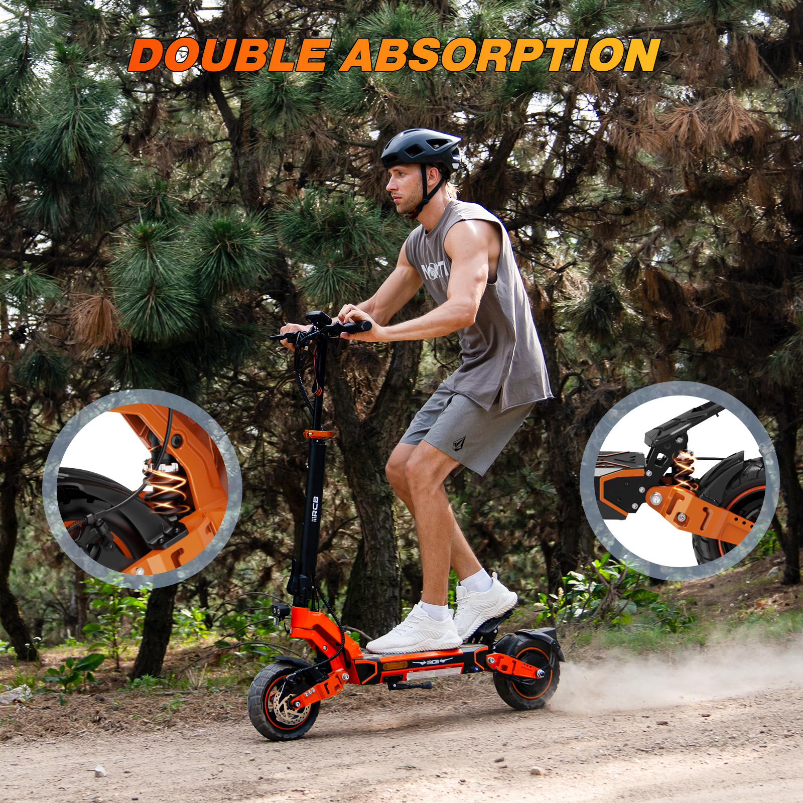 Een man rijdt op een oranje elektrische scooter in een bos.