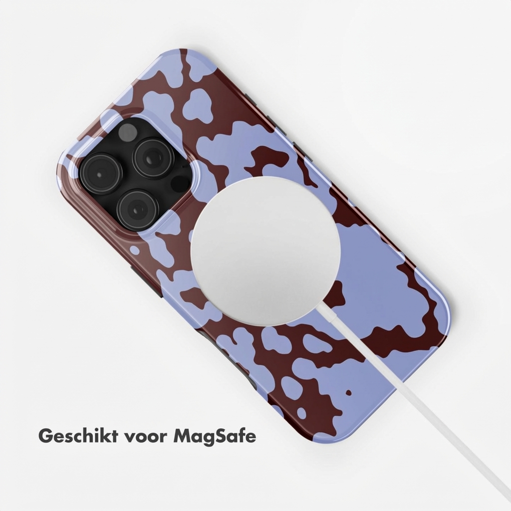 Paars en bruine telefoonhoes met camera en MagSafe lader.