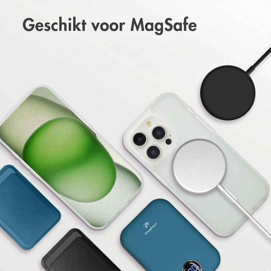 Een witte iPhone met MagSafe-oplader, powerbank en kaarthouders.