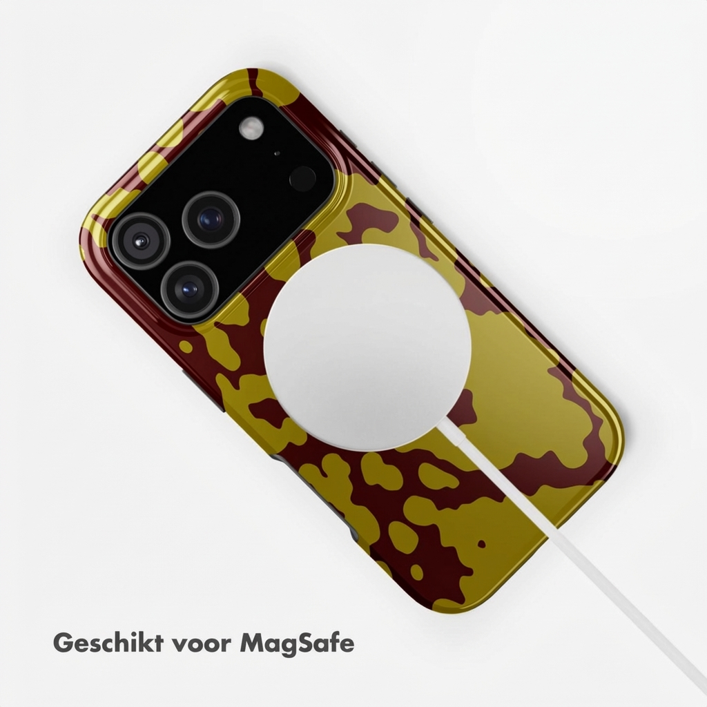 iPhone hoesje met geel en bruin camouflagepatroon, met MagSafe lader.