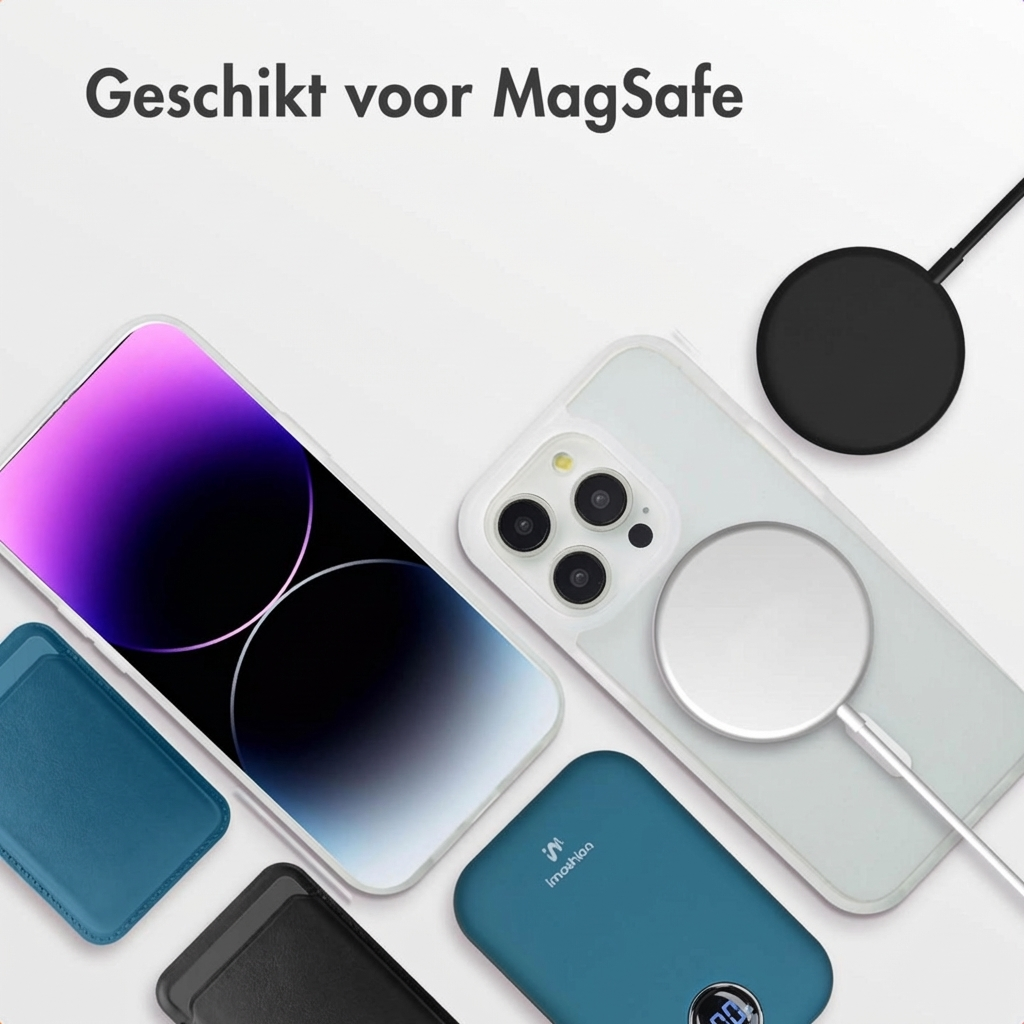 Een iPhone met MagSafe-oplader, hoesjes, oplaadkabel en powerbank op witte achtergrond.