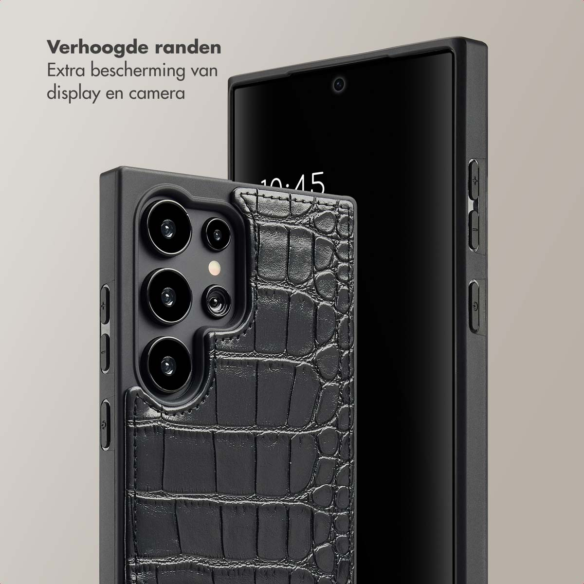 Zwarte telefoonhoes met krokodillenpatroon naast smartphone.