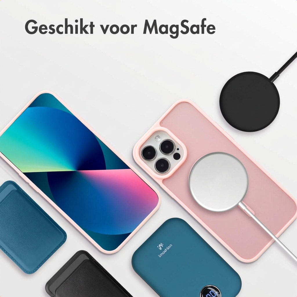 Un iPhone avec étui rose, chargeur MagSafe, batterie externe et étuis carte.
