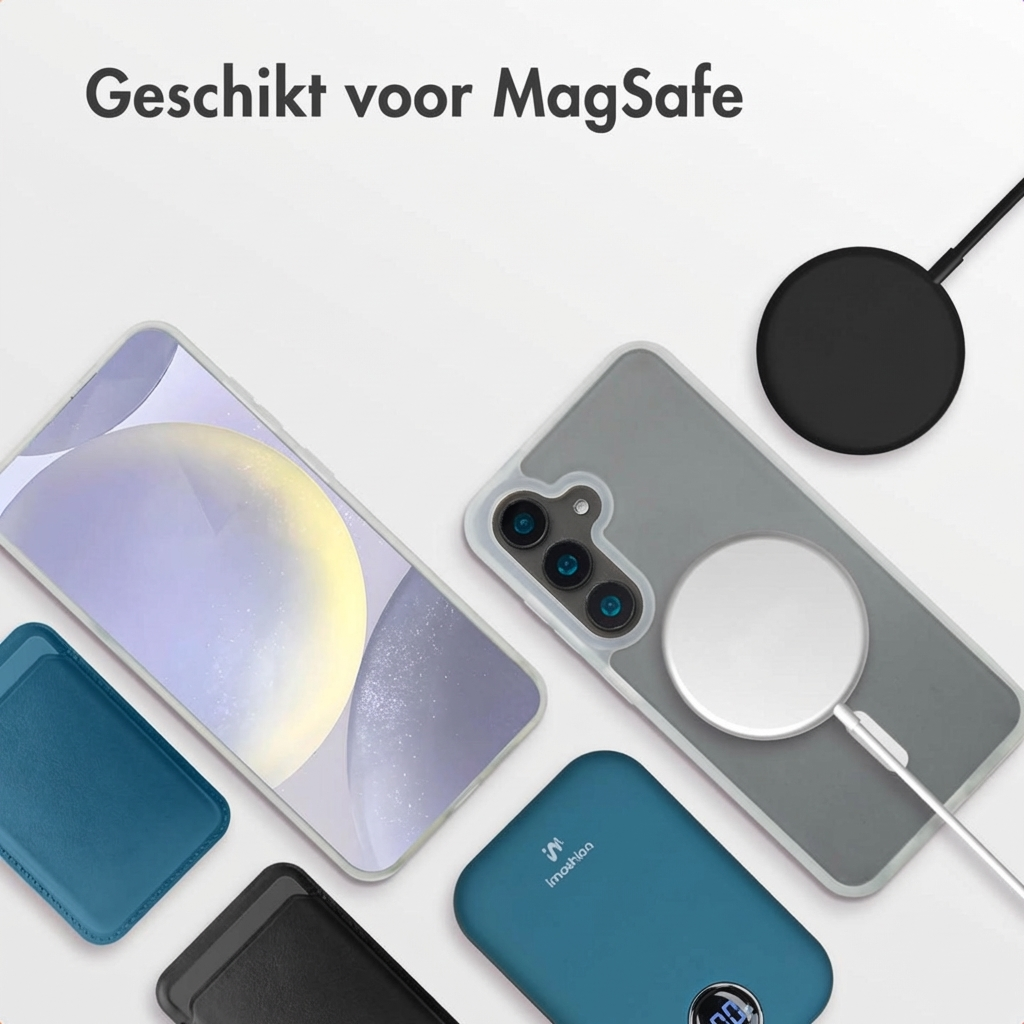 Telefoonhoesje, powerbank, oplaadkabel en MagSafe-oplader op witte achtergrond.