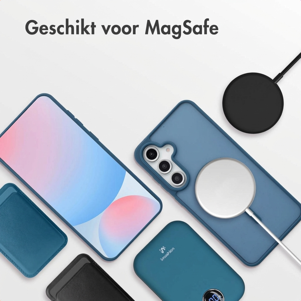 Een smartphone met hoesje, lader en powerbank op lichte achtergrond.