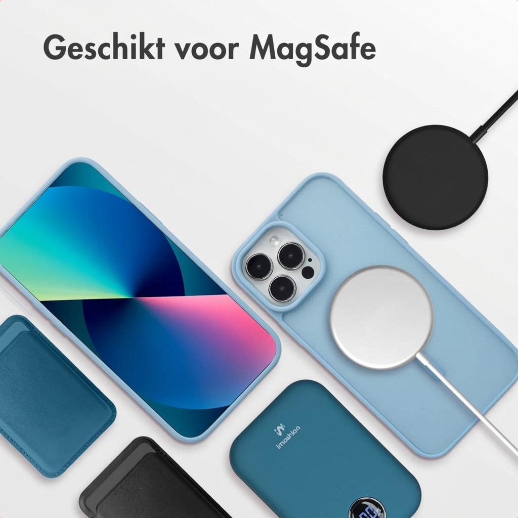 Een lichtblauwe iPhone met MagSafe accessoires, waaronder een hoesje, oplader en powerbank.