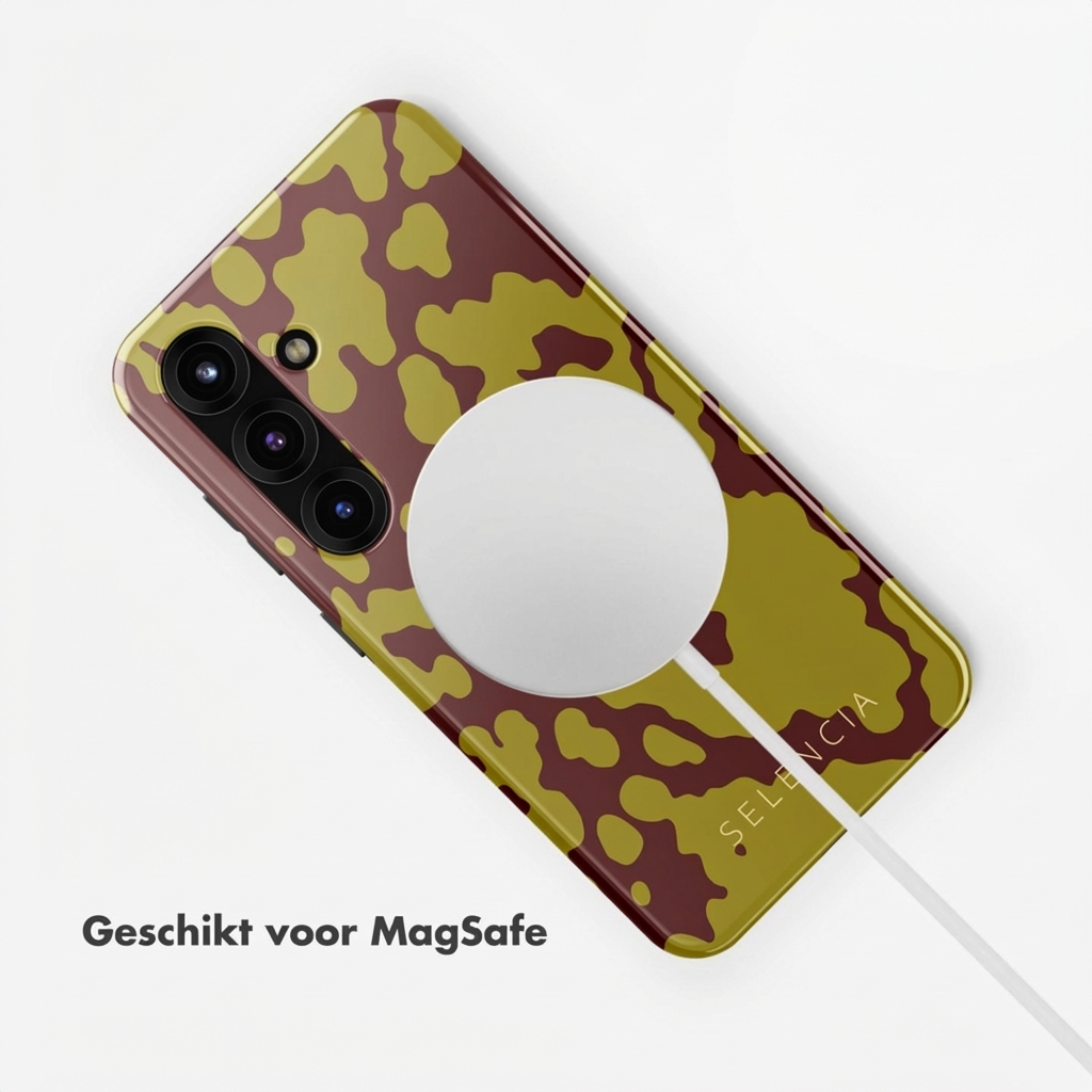 Uno smartphone con cover mimetica e caricabatterie MagSafe su sfondo bianco.
