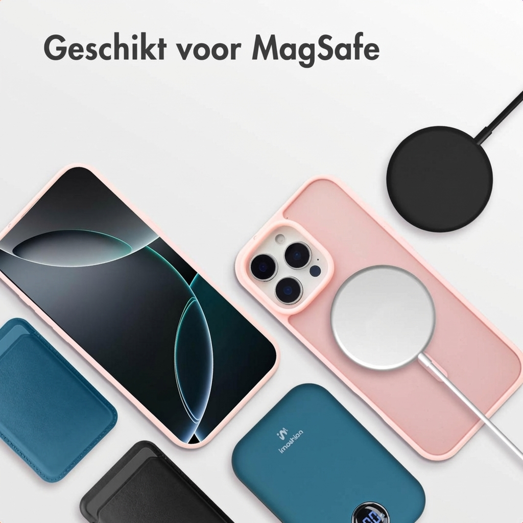 Een roze iPhone hoesje, telefoon en MagSafe accessoires op witte achtergrond.