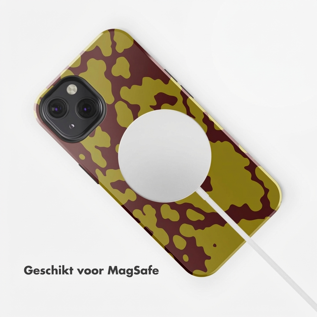 Coque de téléphone camouflage avec chargeur MagSafe et câble sur fond blanc.