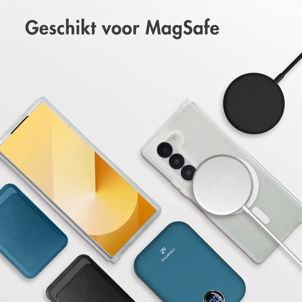 Een witte telefoon met MagSafe oplader, powerbank en kaarthouder.