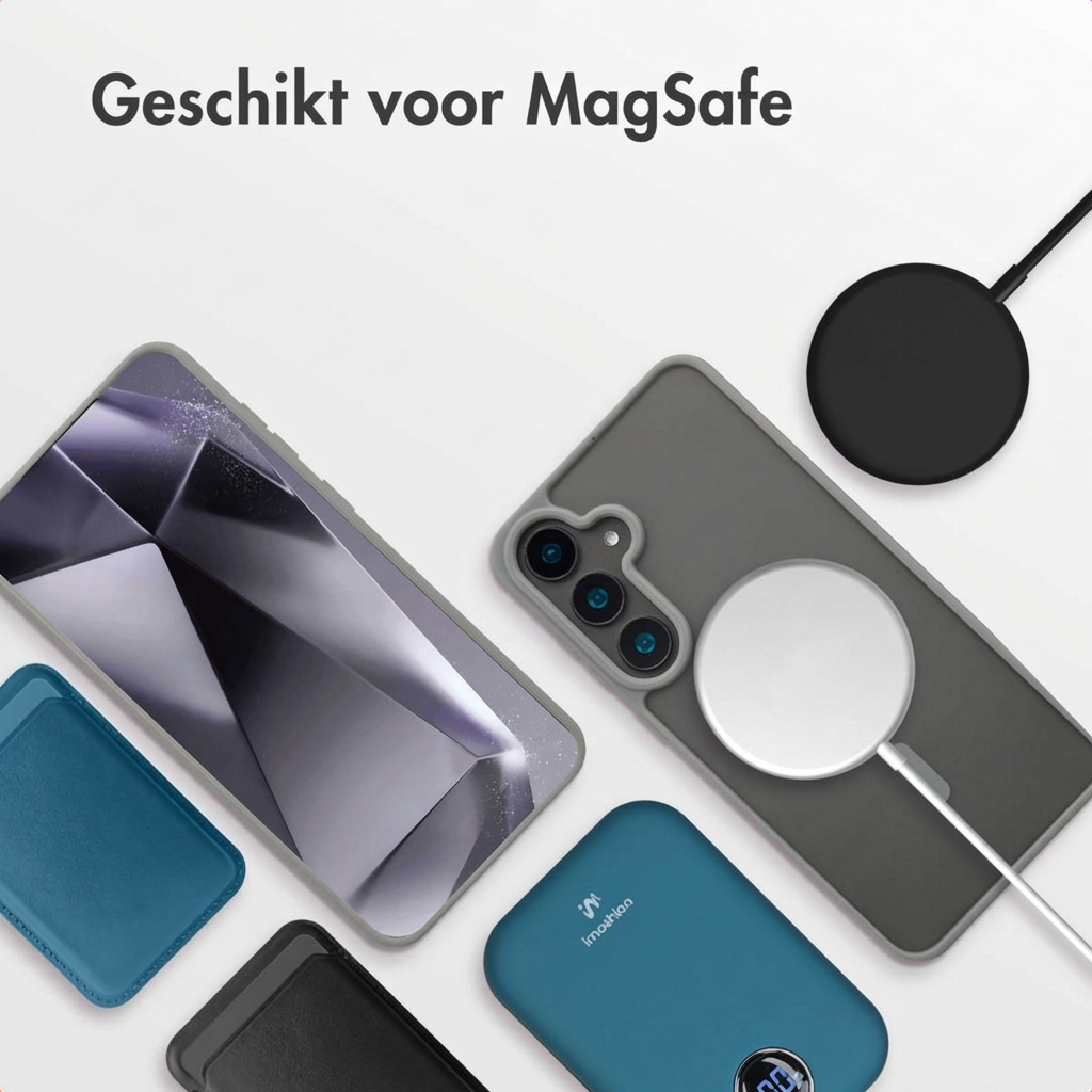 Een smartphone met hoesje, oplaadkabel en powerbank op witte achtergrond.