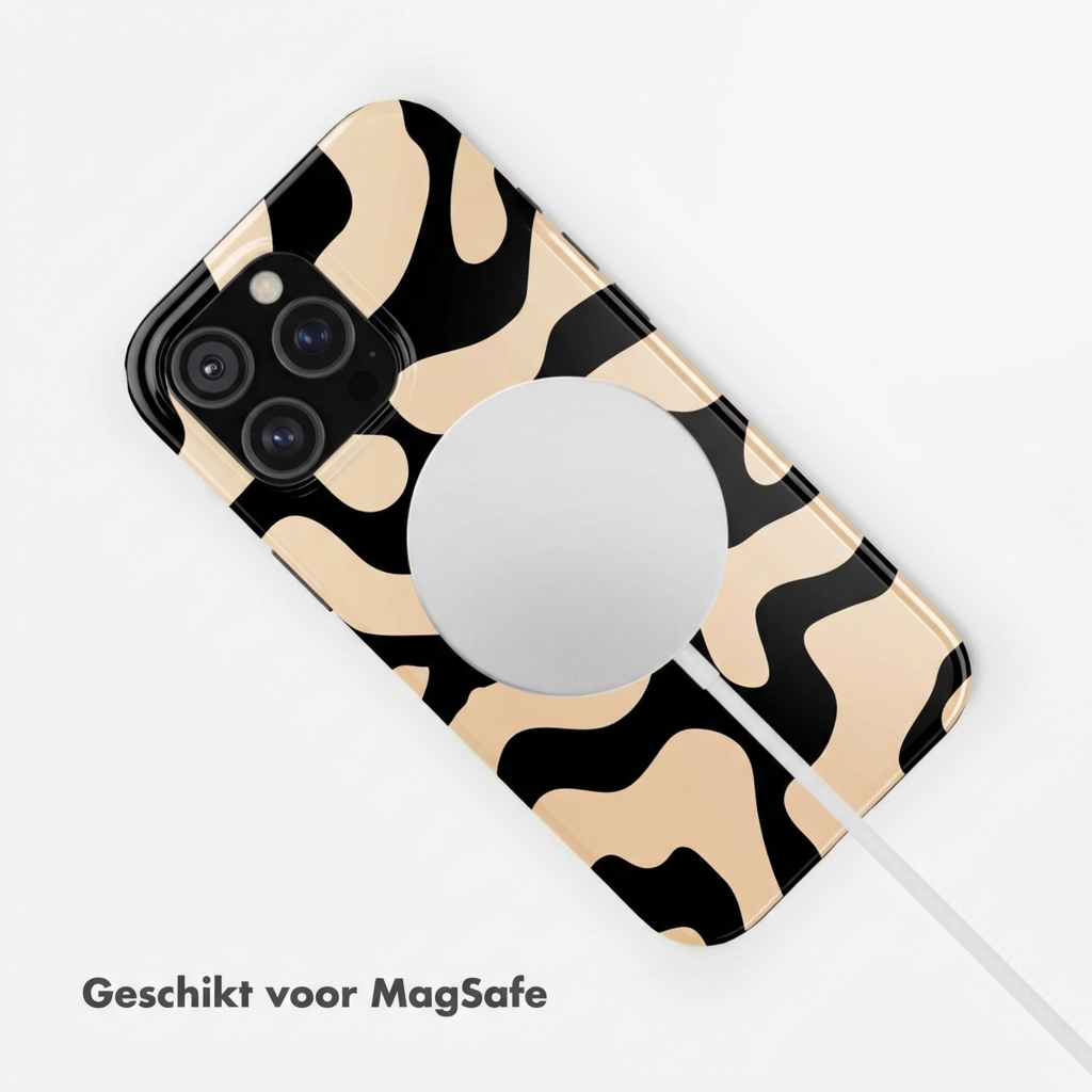 Een iPhone met een zwart en beige abstract patroon, opladen met MagSafe.
