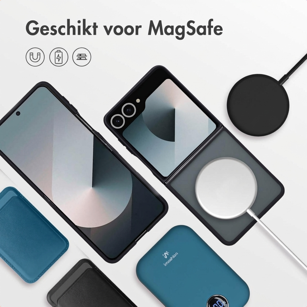 Een open klaptelefoon, een powerbank en een MagSafe-oplader.