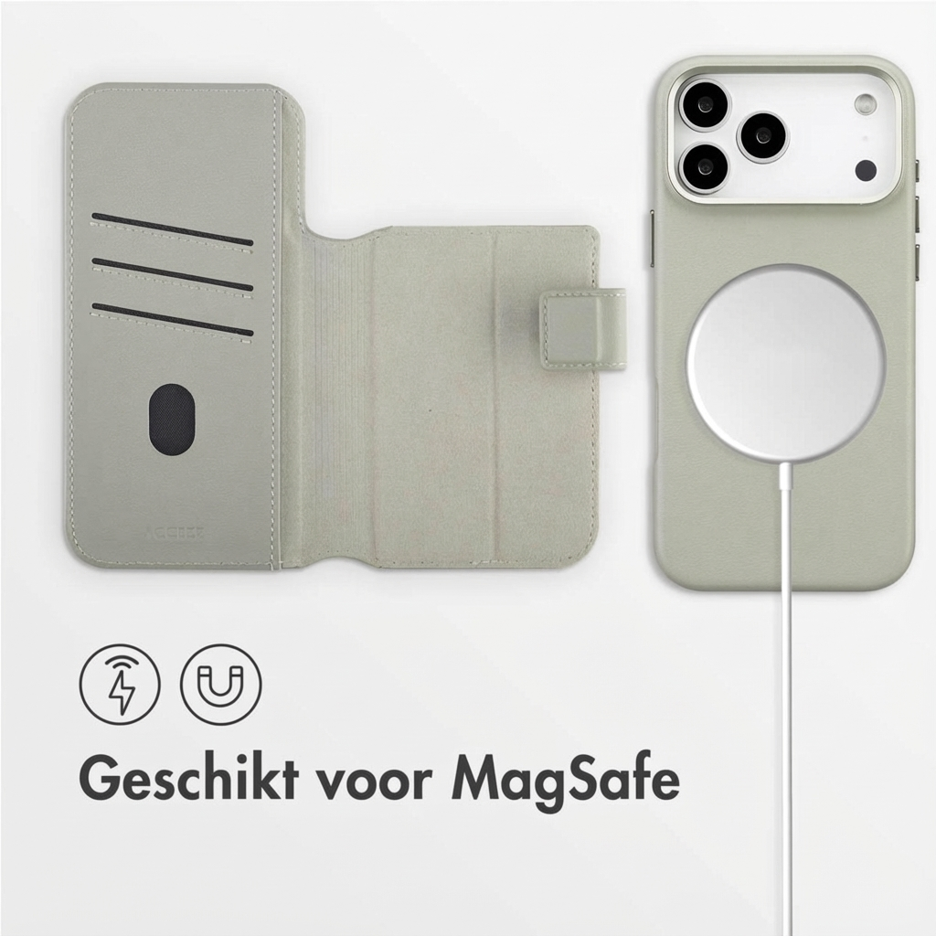 Licht iPhone hoesje met kaartsleuven en MagSafe lader ernaast.