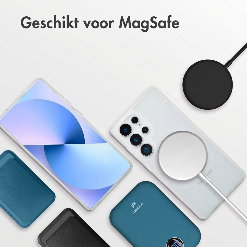 Telefoonaccessoires: MagSafe oplader, powerbank, telefoonhoesje en telefoon.