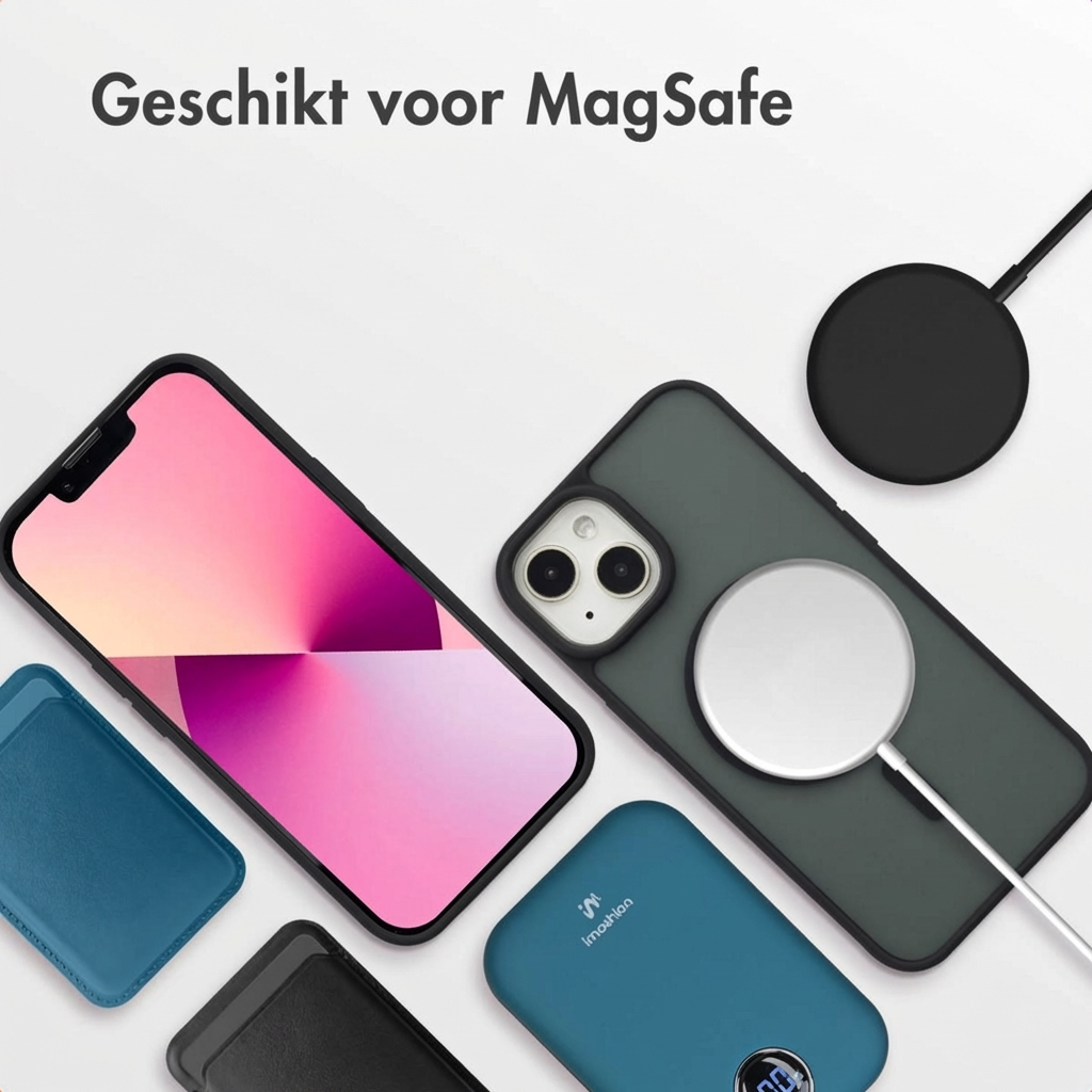 Een iPhone met MagSafe lader, powerbank en hoesjes.
