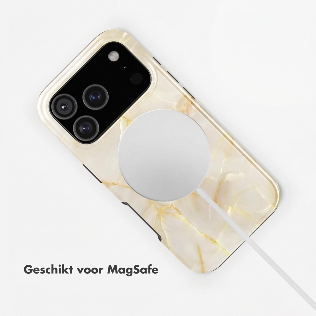 Een marmeren telefoonhoesje met MagSafe lader en kabel op witte achtergrond.