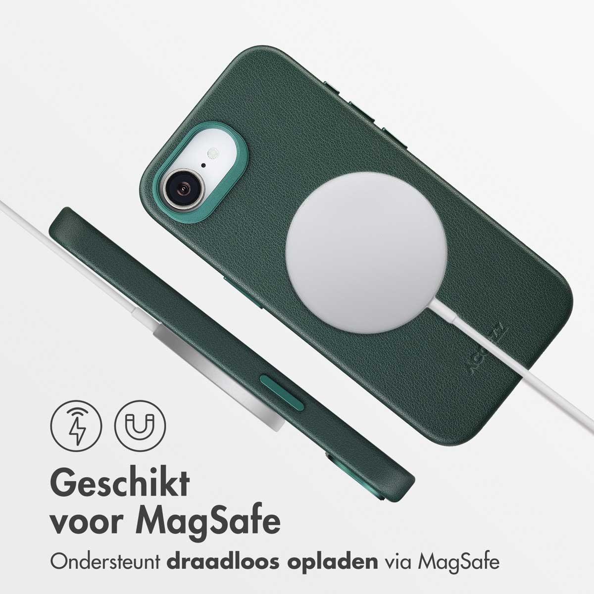 Coque de téléphone vert foncé avec chargeur MagSafe et câble.
