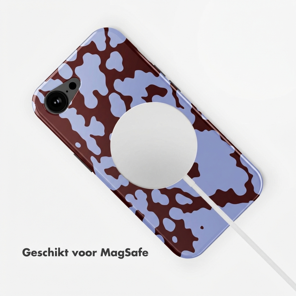 Una cover per telefono con motivo viola e marrone, collegata a un caricatore MagSafe.