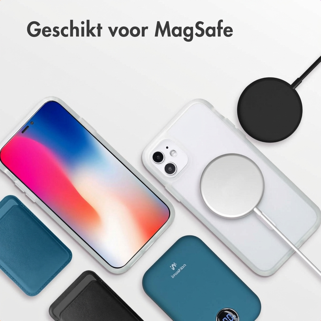 Een witte iPhone met MagSafe oplader, twee hoesjes en een powerbank.