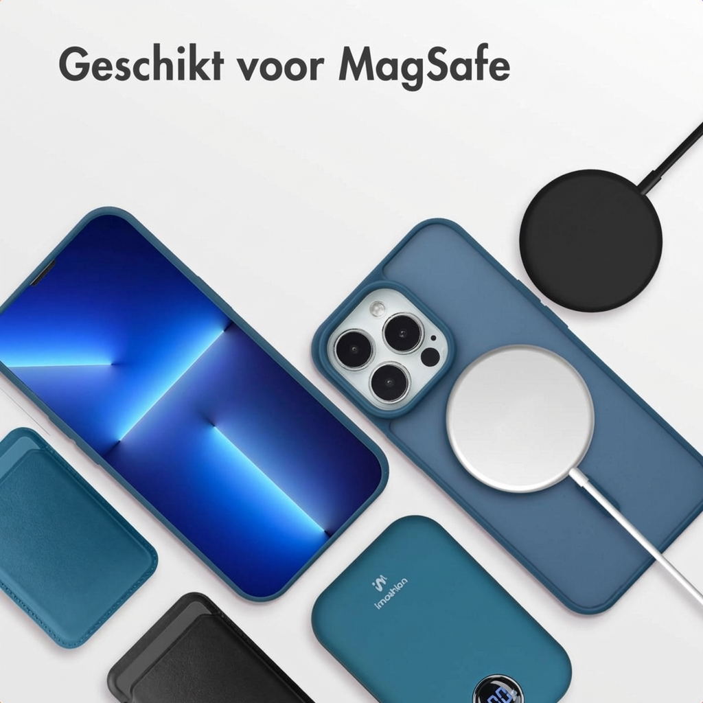 Un iPhone avec étui bleu, chargeur MagSafe, batterie externe et porte-cartes.