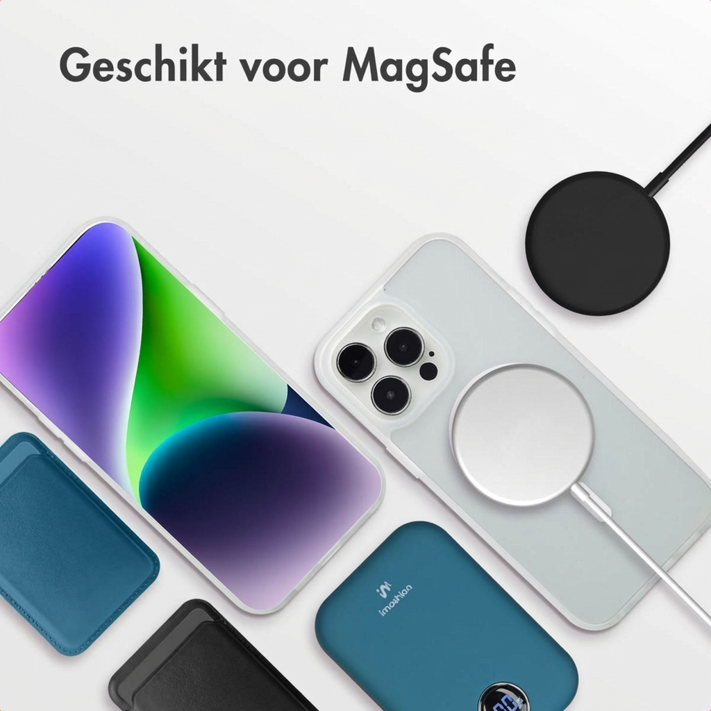 Un iPhone avec chargeur MagSafe, batterie externe et porte-cartes sur fond blanc.