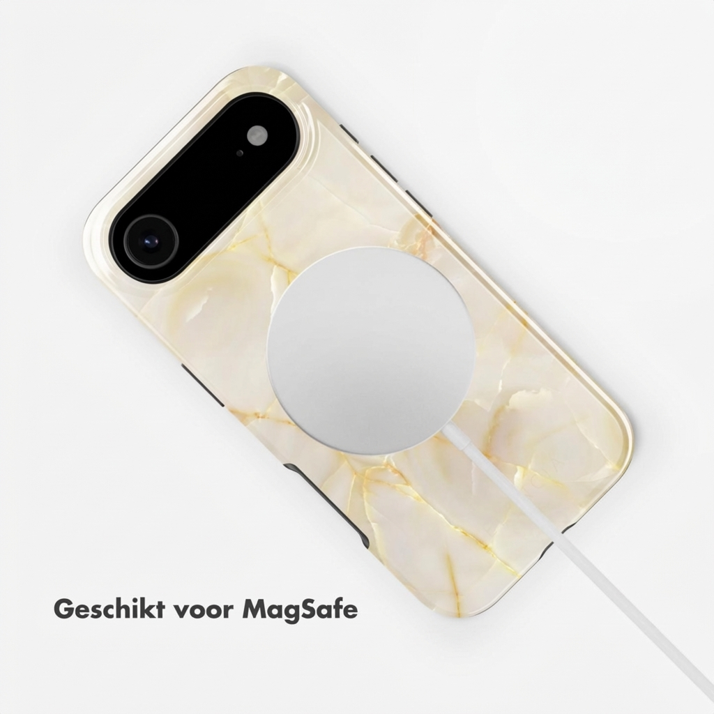 Un téléphone avec coque marbrée et chargeur MagSafe.