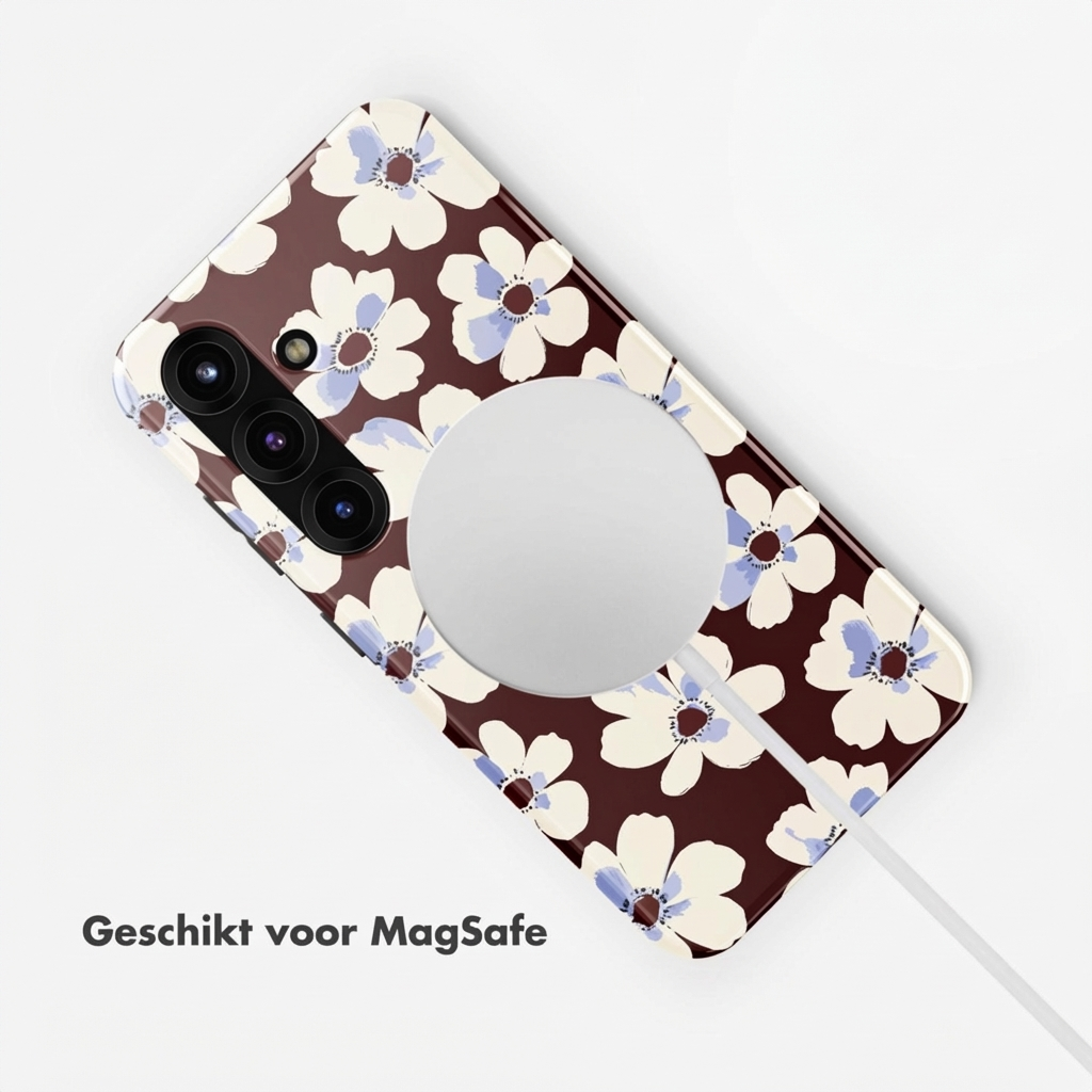 Bruine telefoonhoes met wit-blauw bloemenpatroon, MagSafe cirkel en camera.