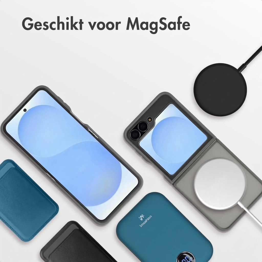 Telefoonhoesjes en MagSafe lader op witte achtergrond.