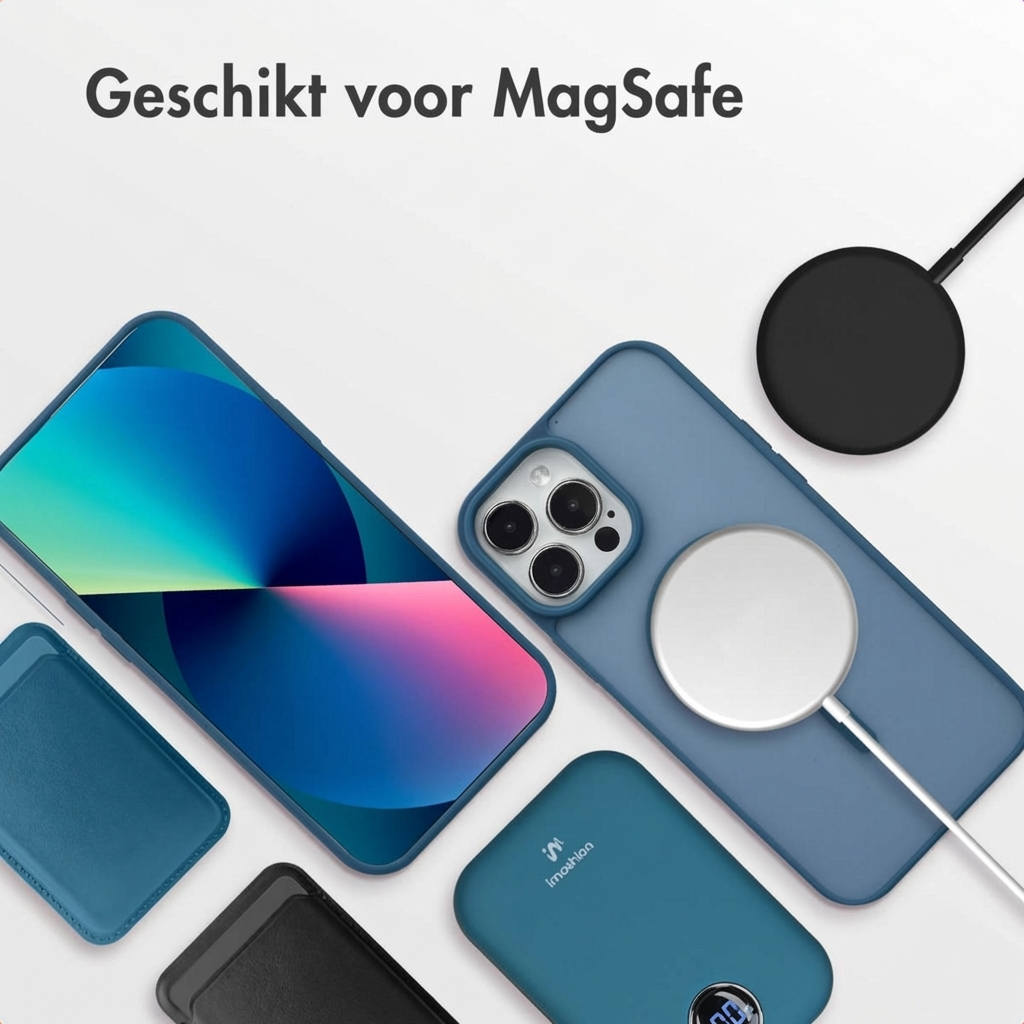 Een iPhone met MagSafe-oplader, hoesje en powerbank op witte achtergrond.
