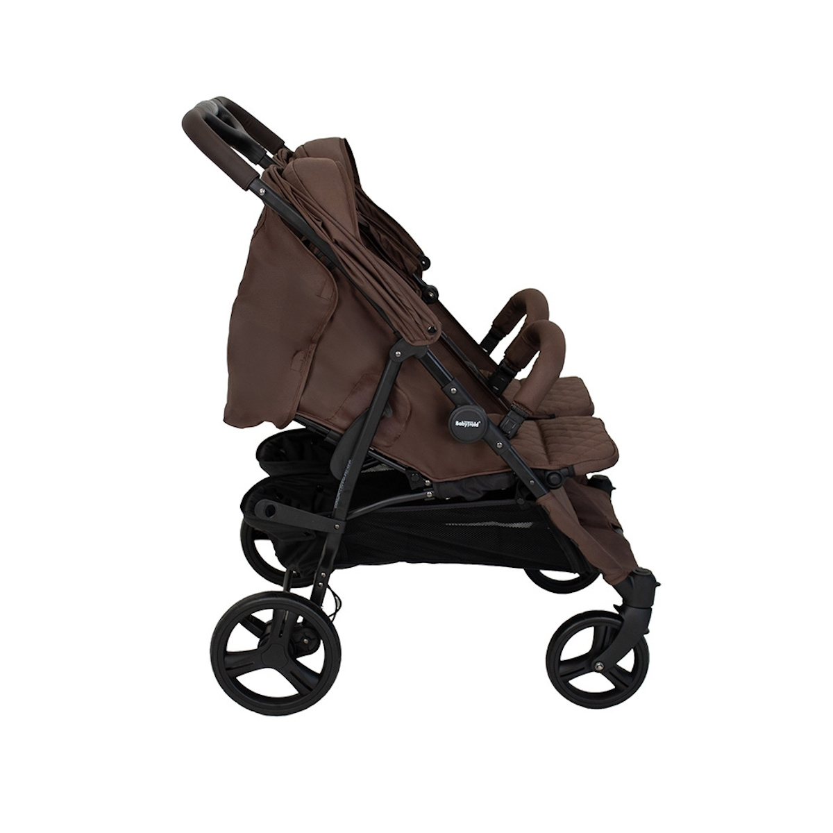 Ein brauner Kinderwagen mit zwei Sitzen und schwarzen Rädern, isoliert auf weißem Hintergrund.