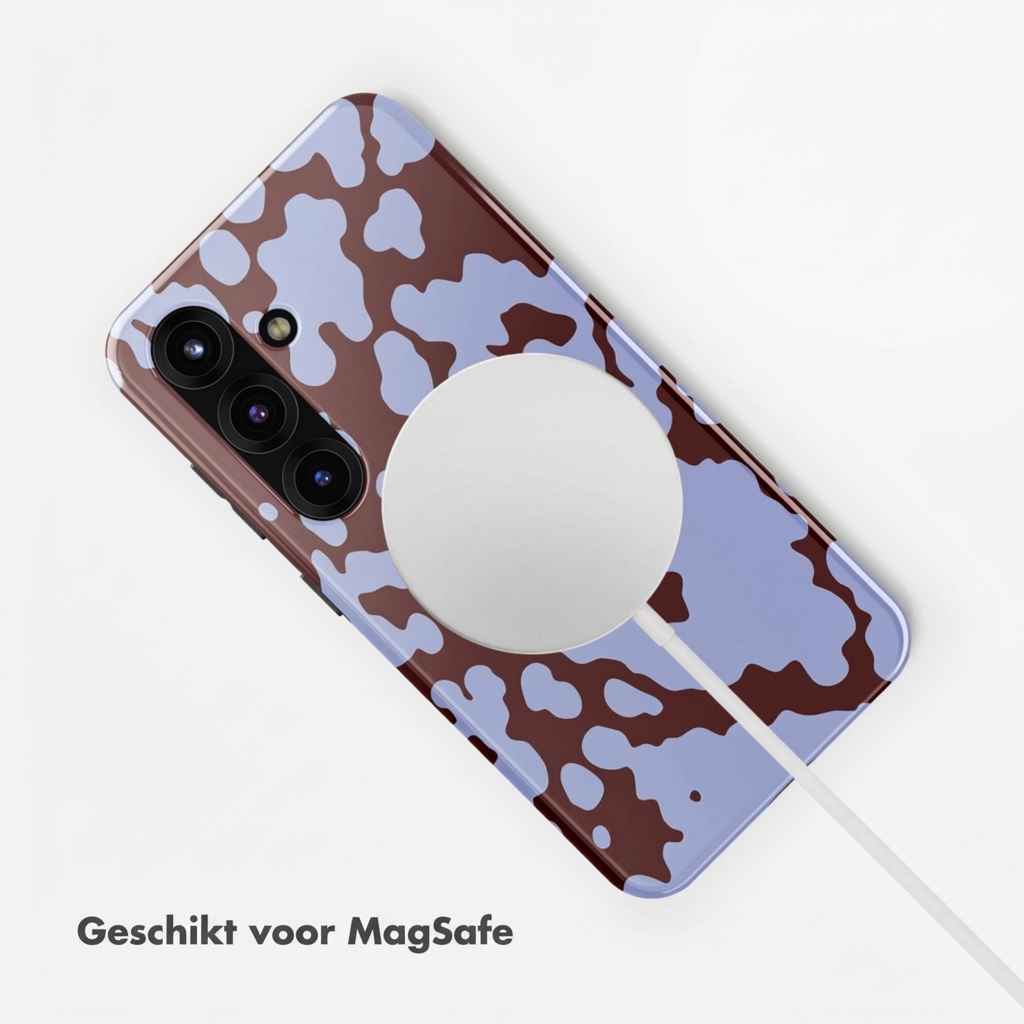 Uno smartphone con custodia a stampa mucca marrone e azzurro è compatibile MagSafe.