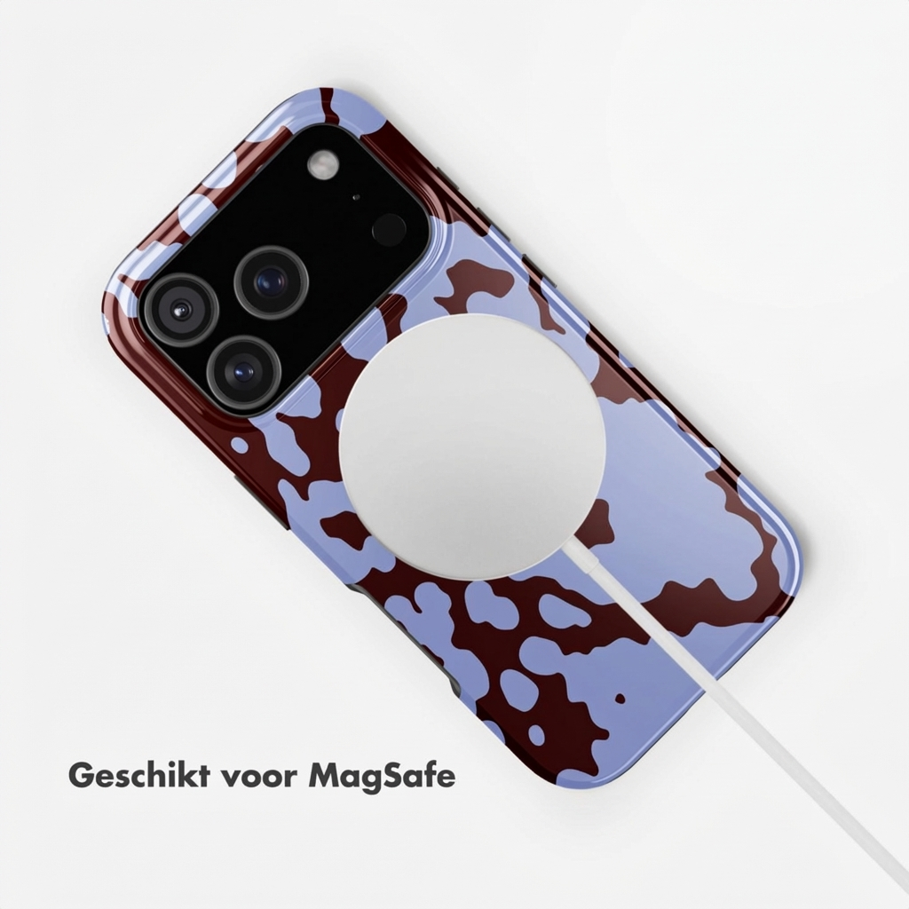 Een lichtpaarse iPhone hoes met bruine vlekken, aangesloten op een MagSafe lader.