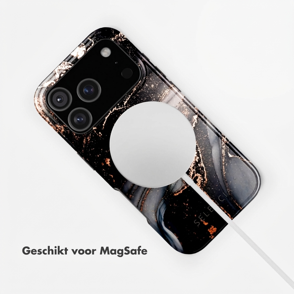 Zwarte iPhone hoes met marmerpatroon en MagSafe oplader.