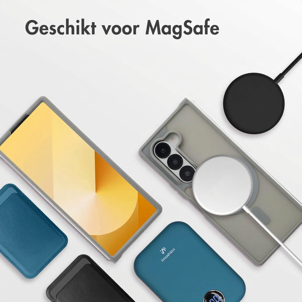 Een smartphone met MagSafe-accessoires, waaronder een hoesje, oplader en powerbank.