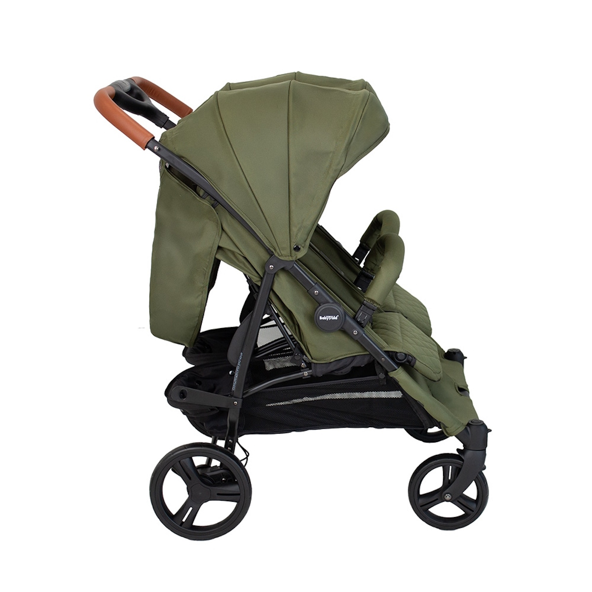 Ein grüner Kinderwagen mit braunem Griff und schwarzem Korb.
