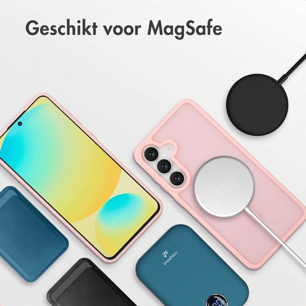 Een smartphone met roze hoesje, oplaadkabel, MagSafe lader, powerbank en kaarthouders.